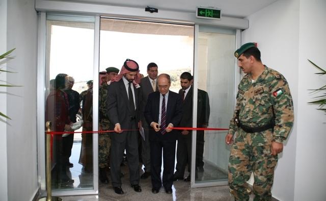 © 2008 SESAME: HRH Prince Ghazi Bin Muhammad and Koïchiro Matsuura, Director-General of UNESCO, cutting the ribbon to mark the handing over to SESAME of the SESAME building