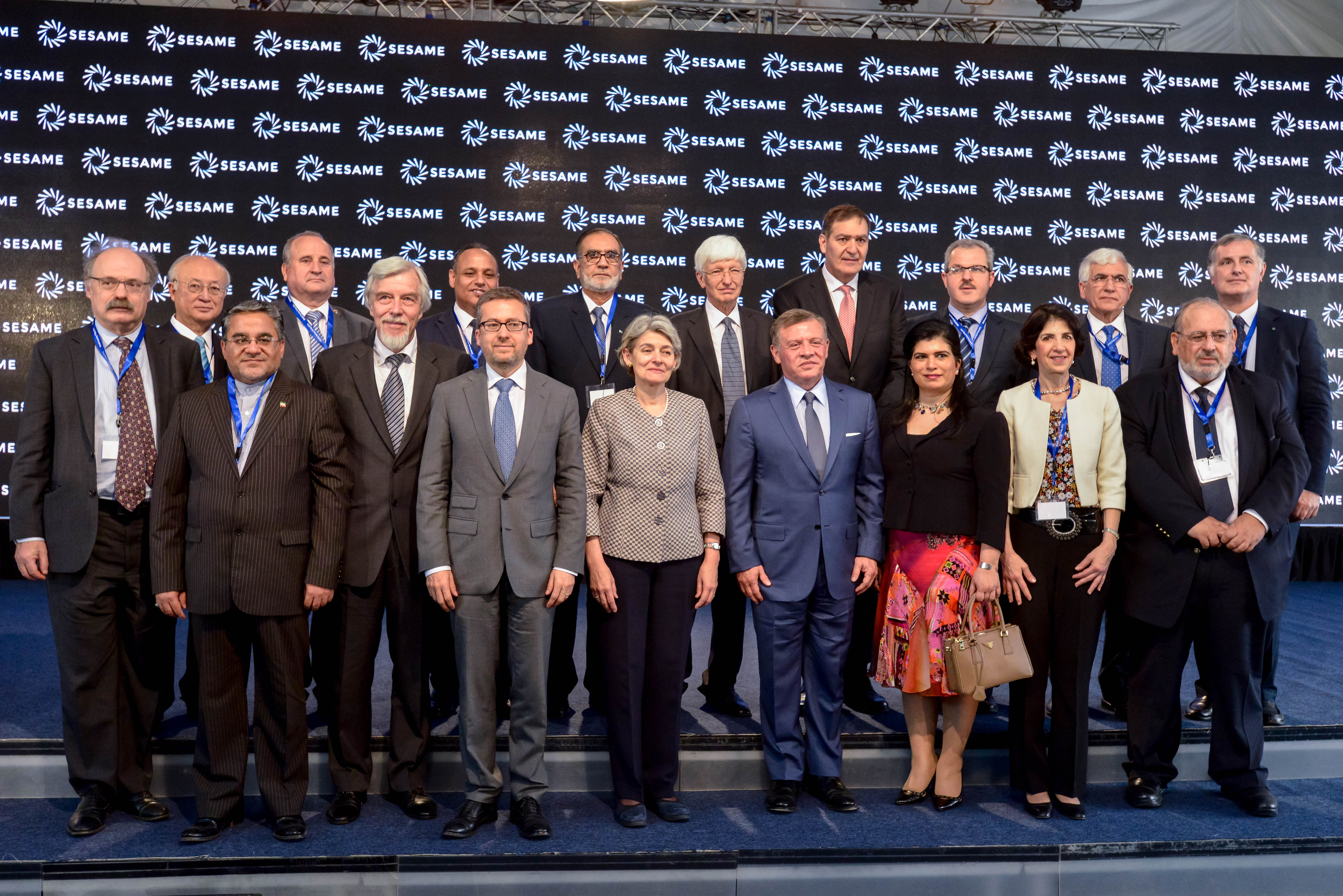 © SESAME: HM King Abdullah II with the President of the Council, heads of the Delegations of the SESAME Members, the SESAME Directorate, the Directors-General of CERN, the IAEA and UNESCO, and the EC Commissioner for Research, Science and Innovation