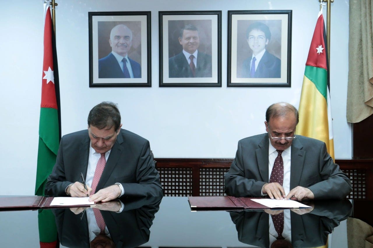 Signing of the Memorandum of Understanding between SESAME and University of Jordan (left to right - Signing): Prof Khaled Toukan (SESAME Director) and Prof Abdelkareem Al-Qudah (President of the University of Jordan)