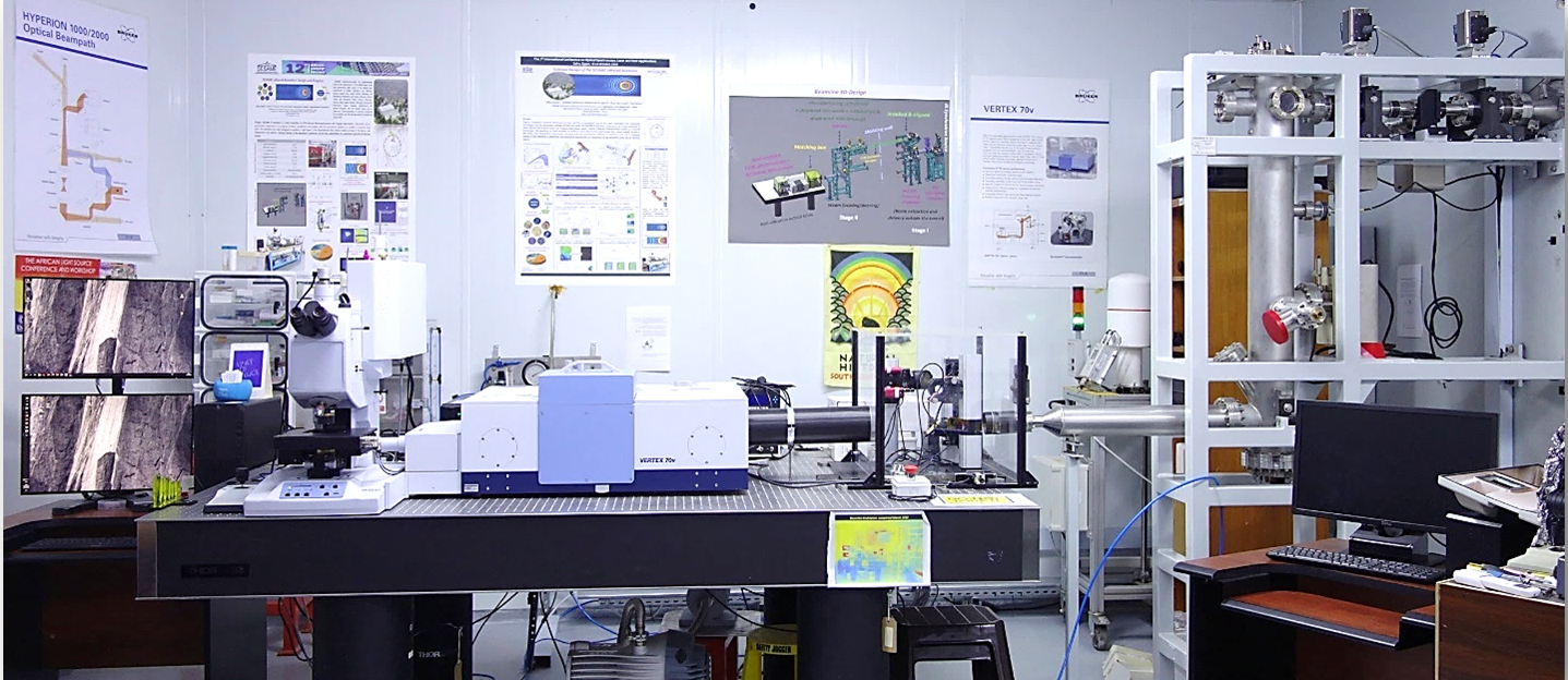 The BM02-IR beamline standard endstation (SRIR) | Bruker Vertex 70v FTIR spectrometer coupled to Hyperion 3000 IR-vis Microscope (© Bruker).