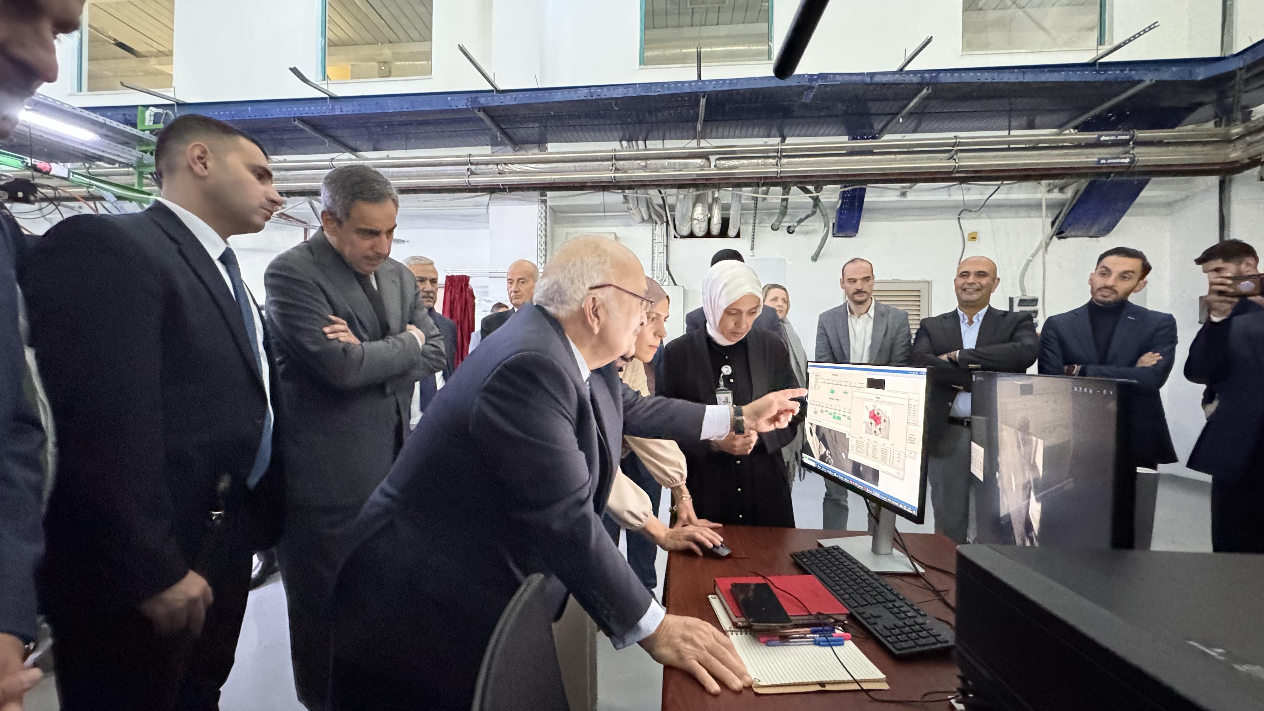 © SESAME 2025: During the visit, His Royal Highness examines the real-time data on the TXPES beamline and discusses the capabilities of the instrument.