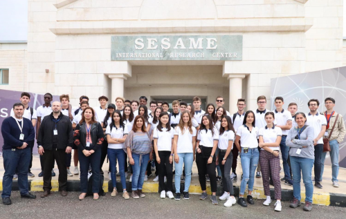 Group photo of the Lycée Français International de Dubaï